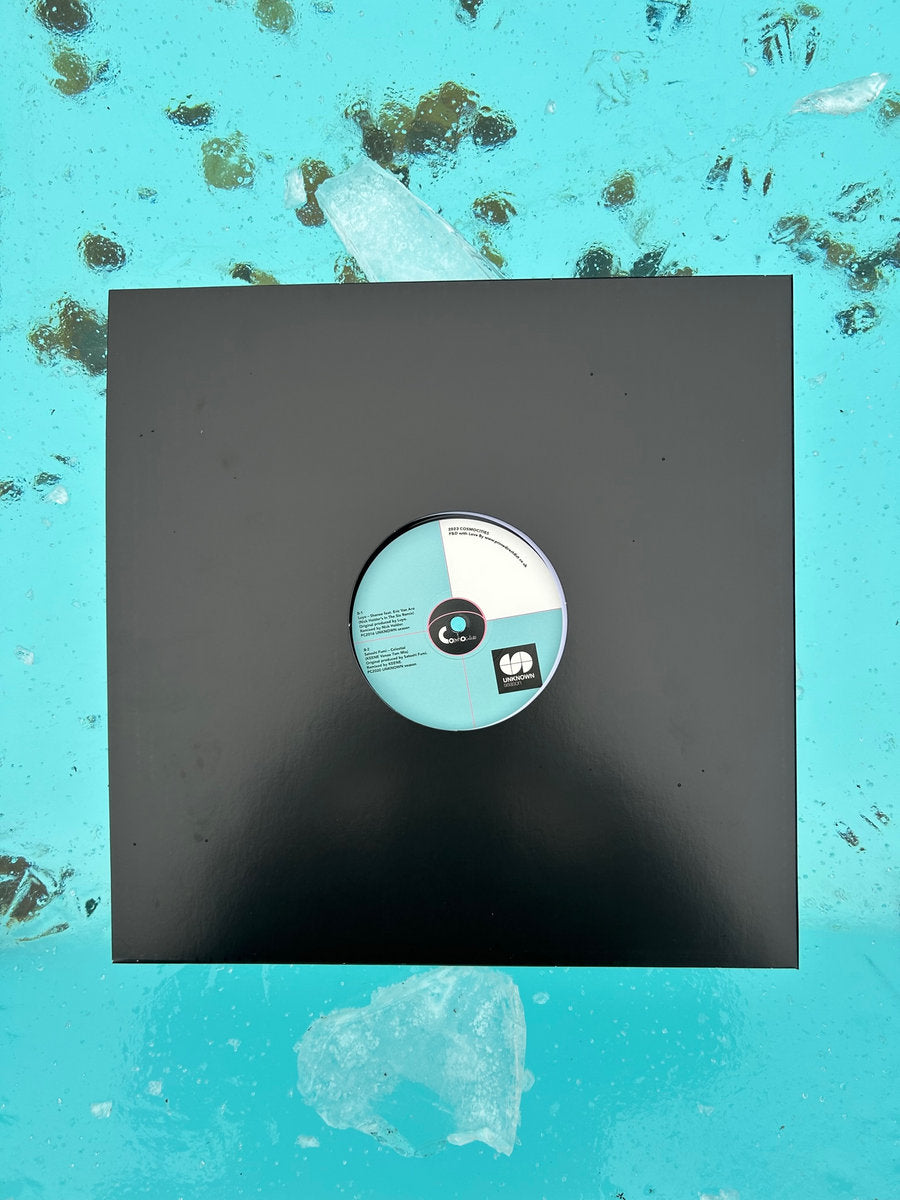 Vista superior del vinilo de Varios Artistas –  Cosmocities Presents Unknown Season en su funda negra, sobre fondo celeste con detalles de hielo; destaca la etiqueta central visible con arte gráfico y logotipo de Cosmocities Records.