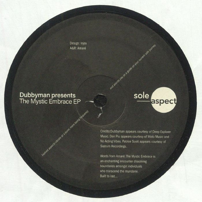 Portada trasera del vinilo V.A. – Dubbyman Presents: The Mystic Embrace EP, editado por Sole Aspect en 12". Contiene créditos de producción y un mensaje sobre la esencia del disco. Estética sobria con detalles en blanco y negro.