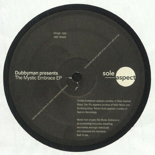Portada trasera del vinilo V.A. – Dubbyman Presents: The Mystic Embrace EP, editado por Sole Aspect en 12". Contiene créditos de producción y un mensaje sobre la esencia del disco. Estética sobria con detalles en blanco y negro.