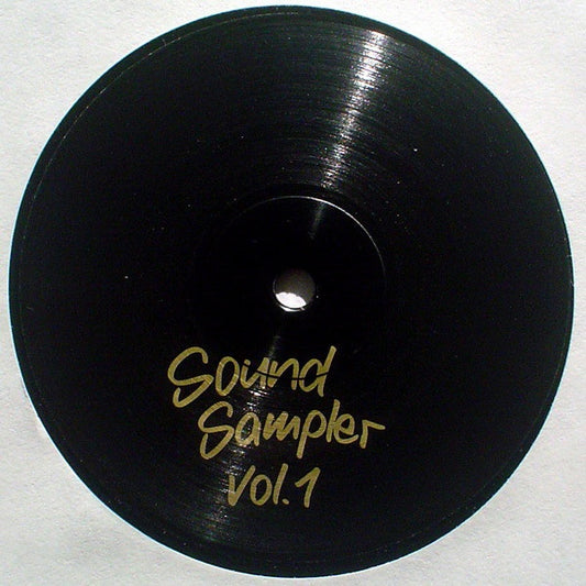 Portada delantera del vinilo V.A. – Sound Sampler Vol. 1, lanzado bajo el sello Soundsampler en formato 12". Diseño minimalista con texto dorado sobre fondo negro.