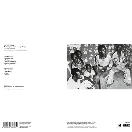 Contraportada del vinilo Varios Artistas – Central Africa: Sanza Music In The Land Of The Gbaya en edición LP, Álbum, Compilación, Reedición por Archives Internationales de Musique Populaire, mostrando créditos, listado de pistas y foto grupal de músicos Gbaya frente a pared decorada con huellas de manos.