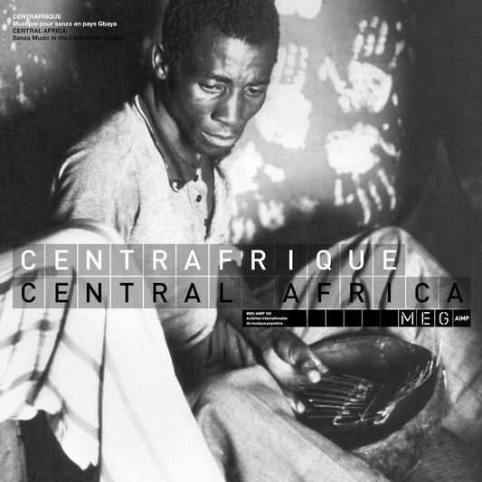 Portada en blanco y negro del vinilo Varios Artistas – Central Africa: Sanza Music In The Land Of The Gbaya editado por Archives Internationales de Musique Populaire, con retrato íntimo de músico Gbaya tocando sanza.