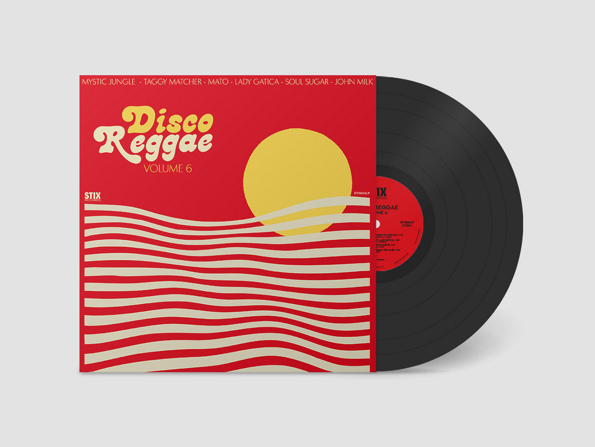 Vinilo negro del LP compilación Varios Artistas – Disco Reggae Volume 6 en Stix junto a su funda colorida.
