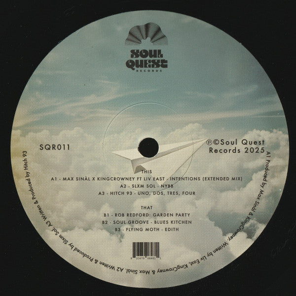 Etiqueta central del lado A del vinilo Varios Artistas – Maintain Altitude, con cielo nuboso, logo, créditos y catálogo SQR011.