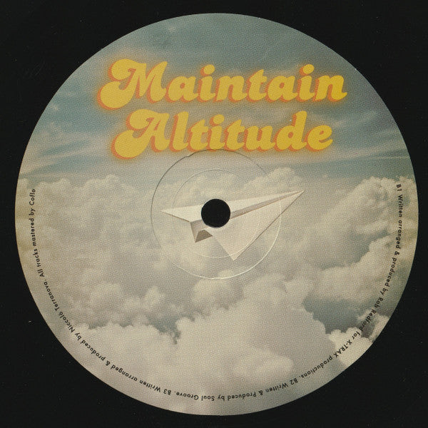 Vinilo Varios Artistas – Maintain Altitude, lado B, con arte de nubes y avión; incluye créditos y estética vintage clara.