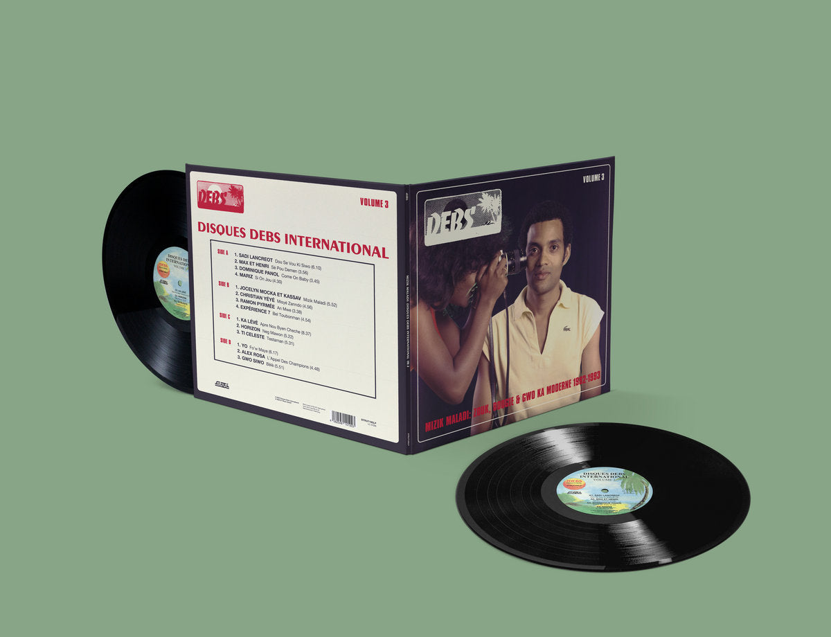 Interior del vinilo doble Mizik Maladi: Disques Debs International Vol. 3, publicado por el sello Strut. El disco es un 2 x Vinilo, LP, Compilatorio. Se ven fotos de archivo y textos curatoriales.
