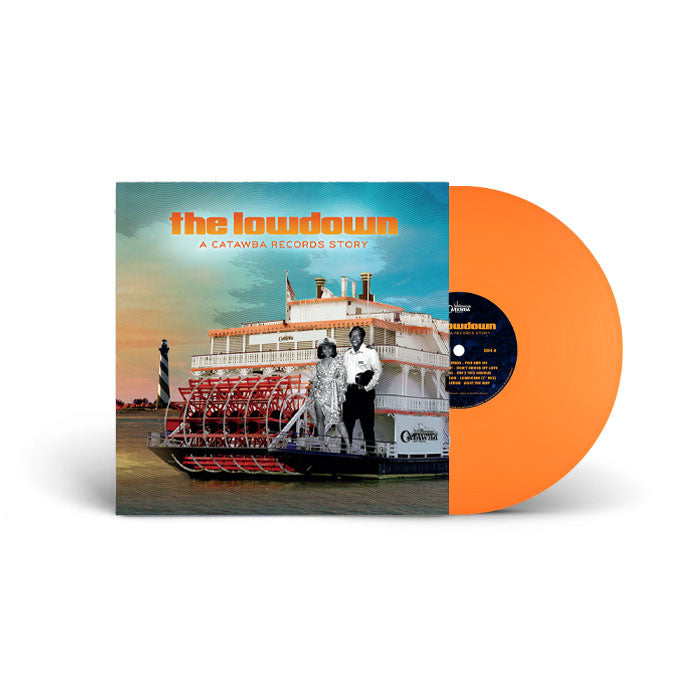 Vinilo color naranja parcialmente deslizado de su funda con la portada visible. Edición LP compilación remasterizado de varios artistas bajo el sello Catawba Records. Texto impreso: “the lowdown – a catawba records story”.