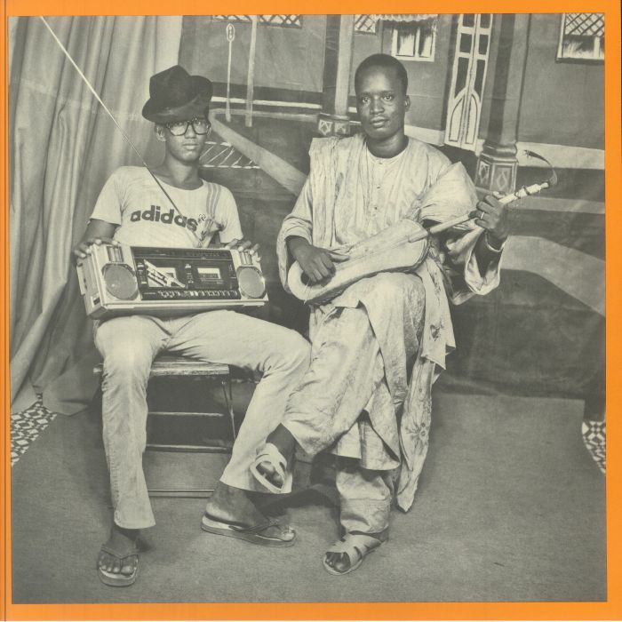 Portada delantera del vinilo Varios Artistas – The Original Sound Of Mali 2 publicado por Mr Bongo. Fotografía en blanco y negro con un estilo vintage.