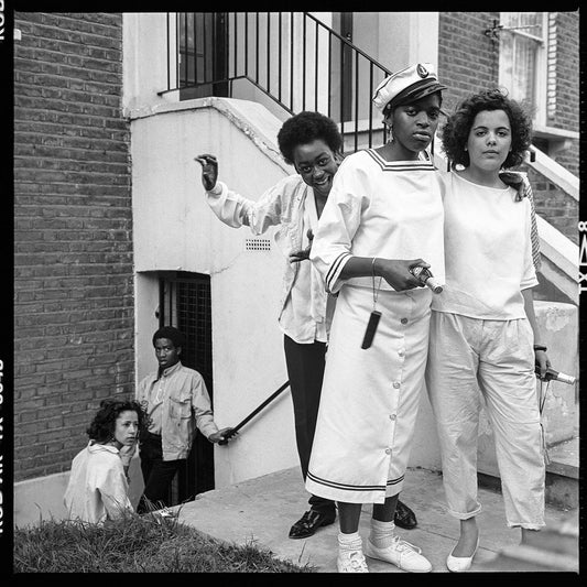 Portada del vinilo Varios Artistas – The Way U Make Me Feel: UK Boogie & Street Soul, 1980-1994 con una vibrante foto callejera en blanco y negro tomada en Hackney durante los años 80.