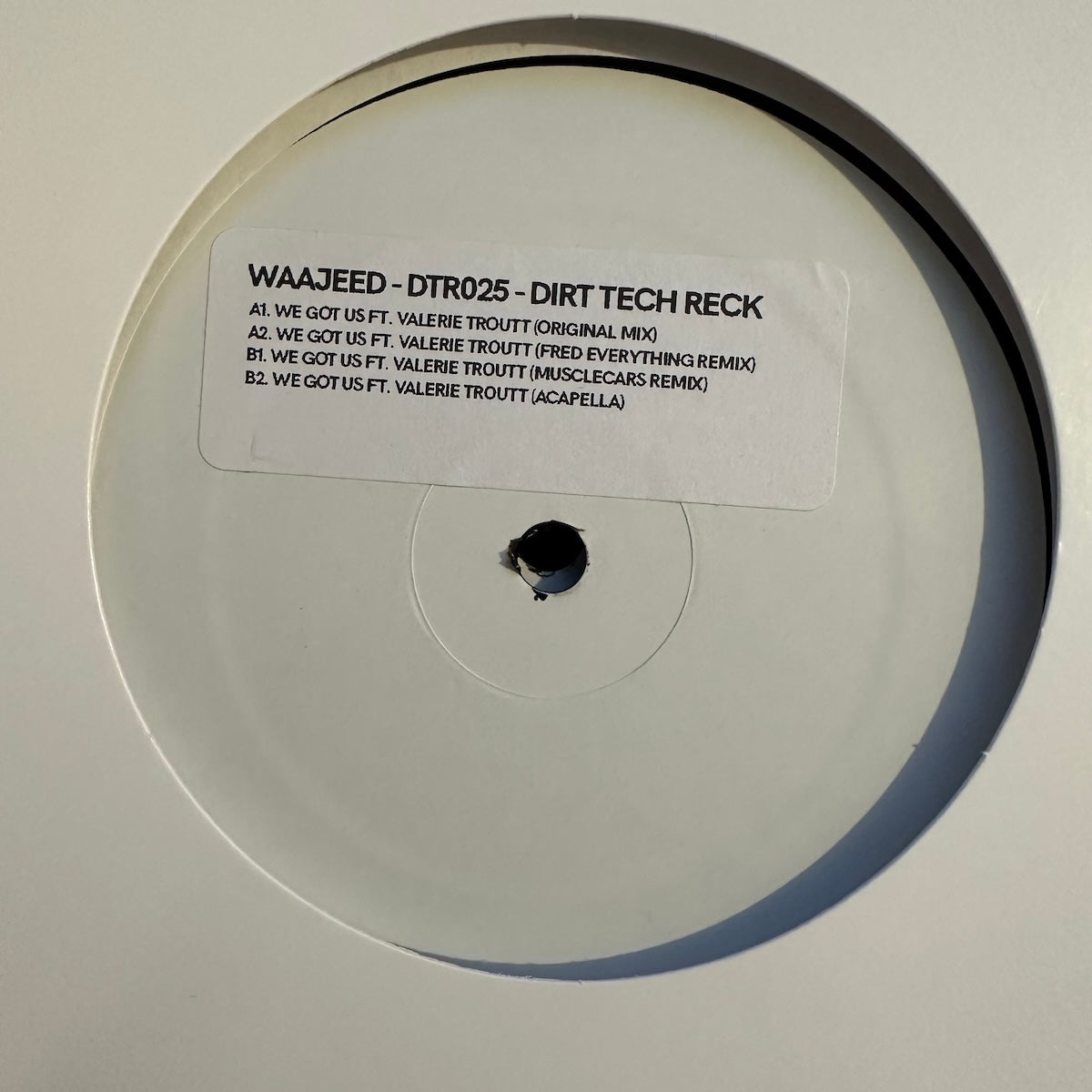 Etiqueta central del lado A del vinilo Waajeed Feat. Valerie Troutt – We Got Us, con listado de pistas, créditos y catálogo del sello Dirt Tech Reck en test pressing 12".