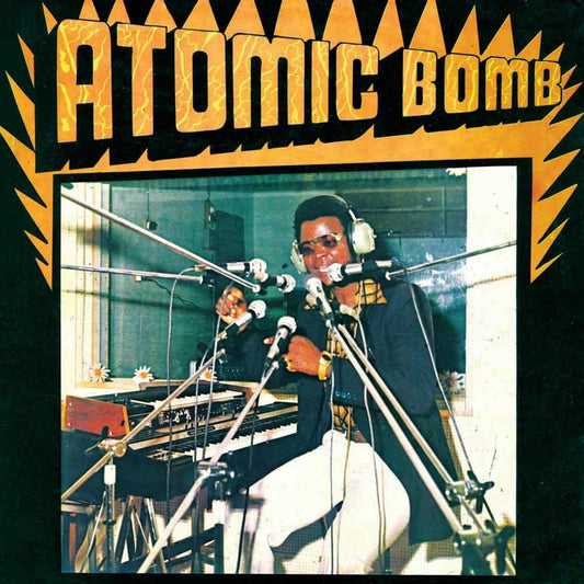 Portada delantera del vinilo con William Onyeabor en estudio. William Onyeabor – Atomic Bomb, Luaka Bop. Formato: LP, reedición, vinilo rojo fission.