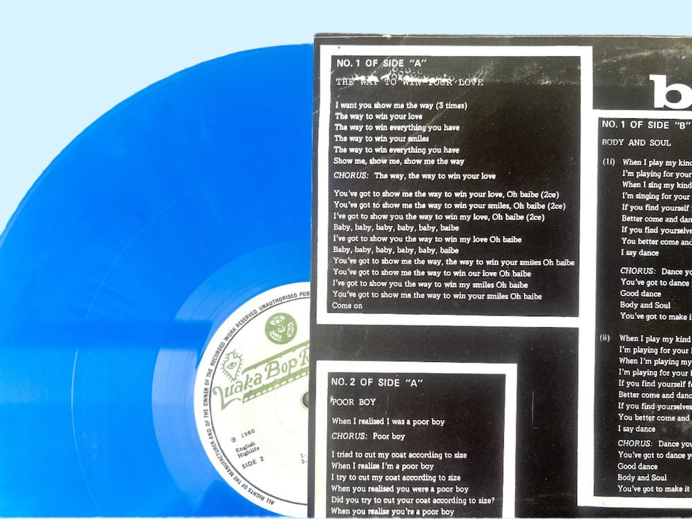 Detalle del vinilo Body & Soul de William Onyeabor. Texto impreso: etiqueta Luaka Bop y lista parcial de canciones en contraportada.