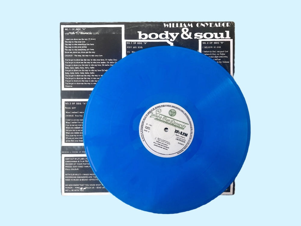 Detalle del vinilo azul Body & Soul de William Onyeabor. Texto impreso: créditos técnicos, agradecimientos y contacto del estudio.