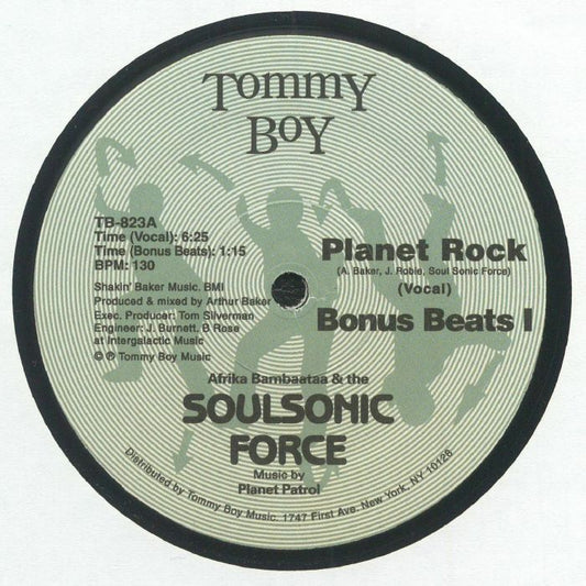 Portada delantera del vinilo "Planet Rock" de Afrika Bambaataa, lanzado por Tommy Boy en formato 12". Diseño icónico con créditos y título en negrita.