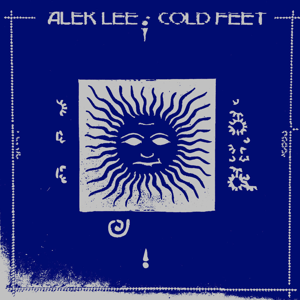 Portada del vinilo Alek Lee – Cold Feet con arte azul intenso y un sol estilizado al centro; diseño minimalista y místico editado por Isle Of Jura.