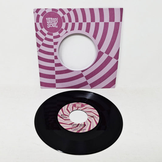 Vinilo 7” sencillo Alfredito Linares Y Su Salsa Star / Fruko Y Sus Tesos – Tiahuanaco junto a funda Vampi Soul rosa con etiqueta central Lado 1 y gráfico espiral retro.