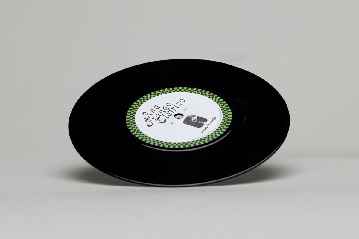 Lado A del vinilo Ana Frango Elétrico – A Sua Diversão / Não Tem Nada Não, con etiqueta blanca y cuadros verdes.