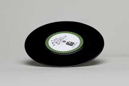 Lado A del vinilo Ana Frango Elétrico – A Sua Diversão / Não Tem Nada Não, con etiqueta blanca y cuadros verdes.