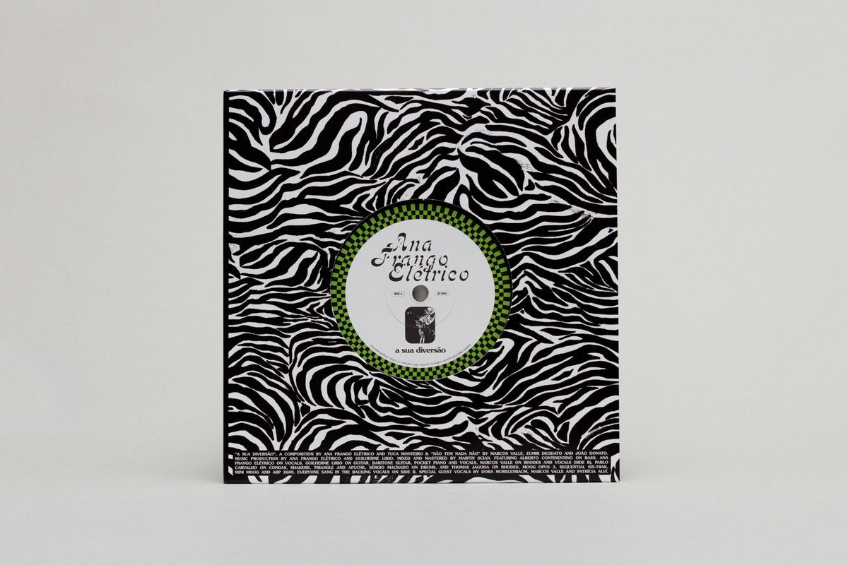 Funda del vinilo Ana Frango Elétrico – A Sua Diversão / Não Tem Nada Não, con etiqueta del lado A y créditos.