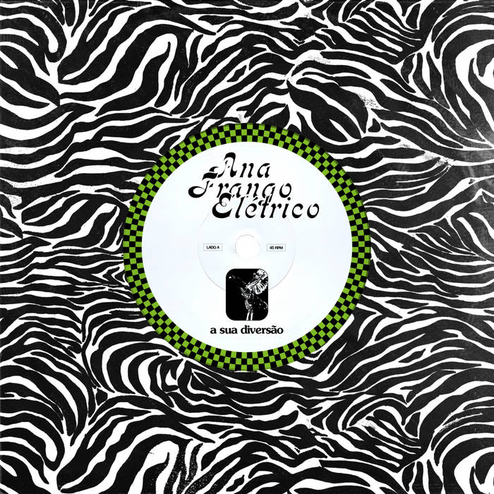 Portada del vinilo 7" Ana Frango Elétrico – A Sua Diversão / Não Tem Nada Não en Mr Bongo, funda con patrón blanco y negro tipo cebra y etiqueta central verde con título A Sua Diversão.