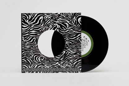 Lado A del vinilo 7" Ana Frango Elétrico – A Sua Diversão / Não Tem Nada Não en Mr Bongo, disco negro parcialmente fuera de la funda con label verde A Sua Diversão visible.