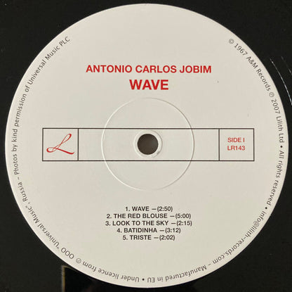 Etiqueta central del lado A del vinilo Antonio Carlos Jobim – Wave, con créditos, catálogo LR143 y cinco temas clásicos.