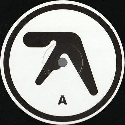  Etiqueta central del lado A del vinilo Aphex Twin – Selected Ambient Works 85-92, con el clásico logo de Aphex Twin y la letra A en negro.