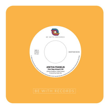 Portada del vinilo Aretha Franklin – One Step Ahead en reedición 7" de Be With Records, con diseño minimalista y etiqueta centrada sobre fondo color mostaza.