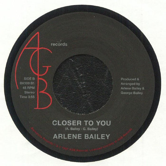 Etiqueta del lado B del vinilo Arlene Bailey – Let's Stay In Love en Backatcha Records, con la pista “Closer to You”, duración de 3:55 y créditos a Arlene y George Bailey.
