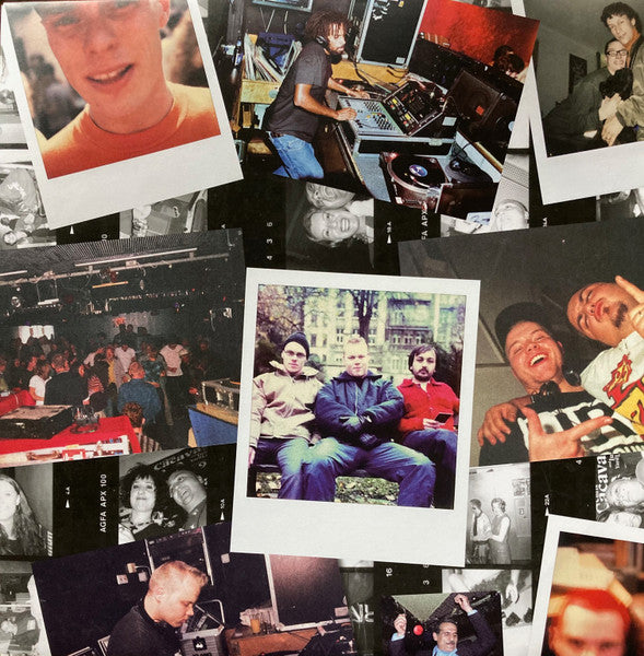 Interior gatefold A1 de vinilo Ata & nd_baumecker – Running Back Mastermix Presents Wild Pitch Club Part I/II con collage de fotos de club, DJs y ambiente rave noventero.