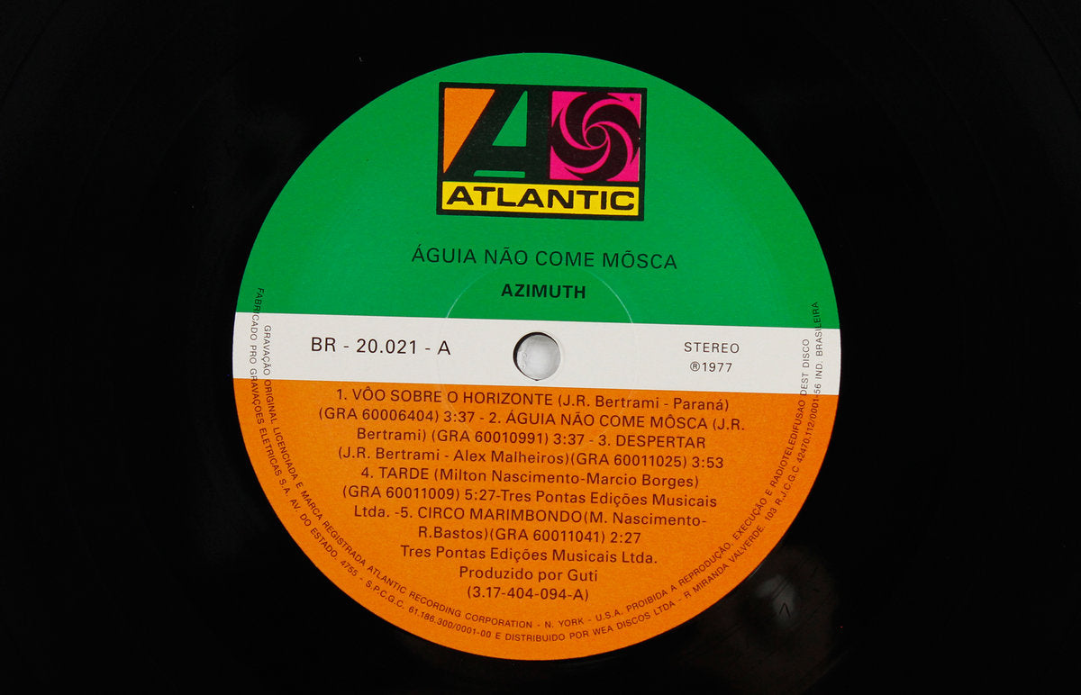 Lado A del vinilo Azymuth – Águia Não Come Mosca: etiqueta Atlantic verde y naranja con pistas, créditos y duraciones.