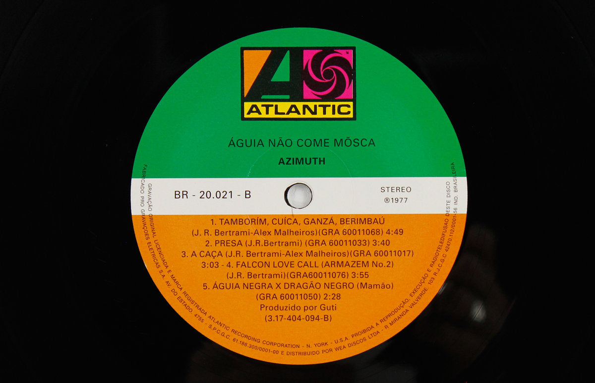 Lado B del vinilo Azymuth – Águia Não Come Mosca, con etiqueta Atlantic y las cinco pistas impresas alrededor del centro.