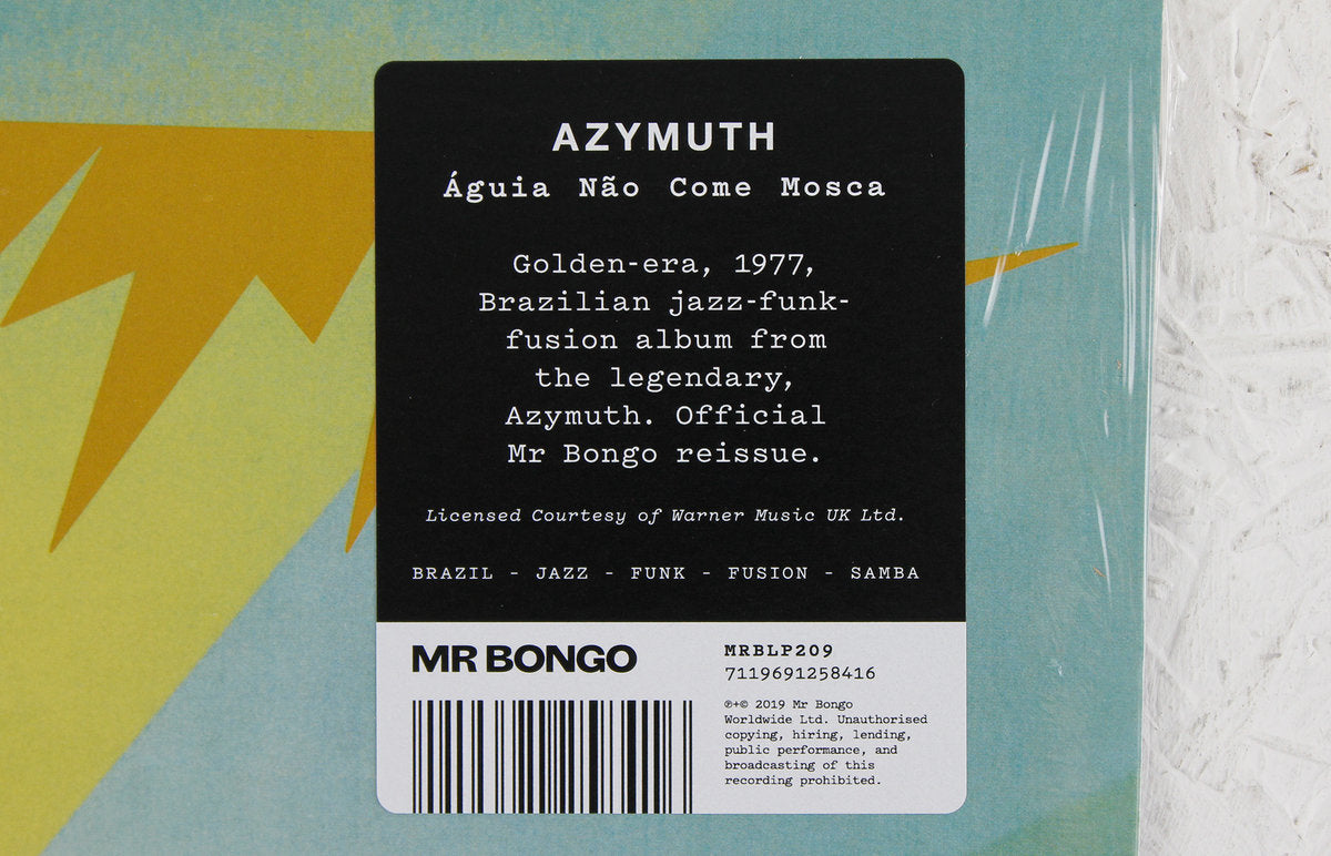 Detalle de la funda del vinilo Azymuth – Águia Não Come Mosca con etiqueta de reedición Mr Bongo y catálogo MRBLP209.