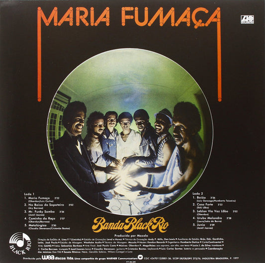 Contraportada del vinilo Banda Black Rio – Maria Fumaça mostrando al grupo reunido en círculo y lista de temas de ambos lados.