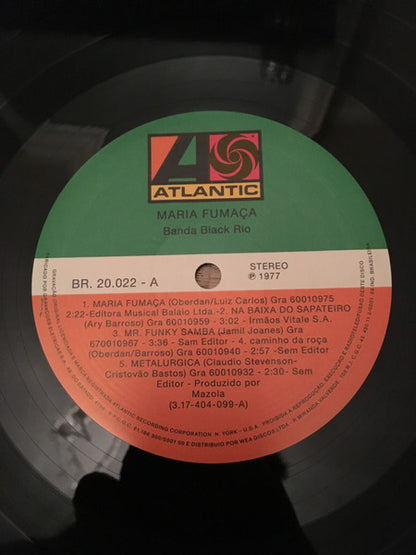 Etiqueta central del vinilo Banda Black Rio – Maria Fumaça (Lado A), con logo Atlantic, catálogo BR 20.022-A y cinco temas detallados con créditos.