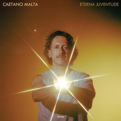 Portada del vinilo Caetano Malta – Eterna Juventude, retrato del artista sosteniendo un destello sobre fondo ámbar.
