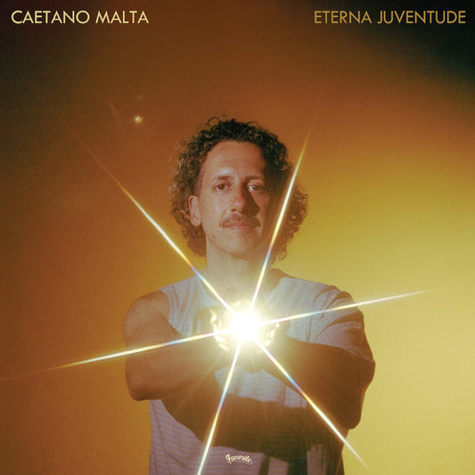 Portada del vinilo Caetano Malta – Eterna Juventude, retrato del artista sosteniendo un destello sobre fondo ámbar.