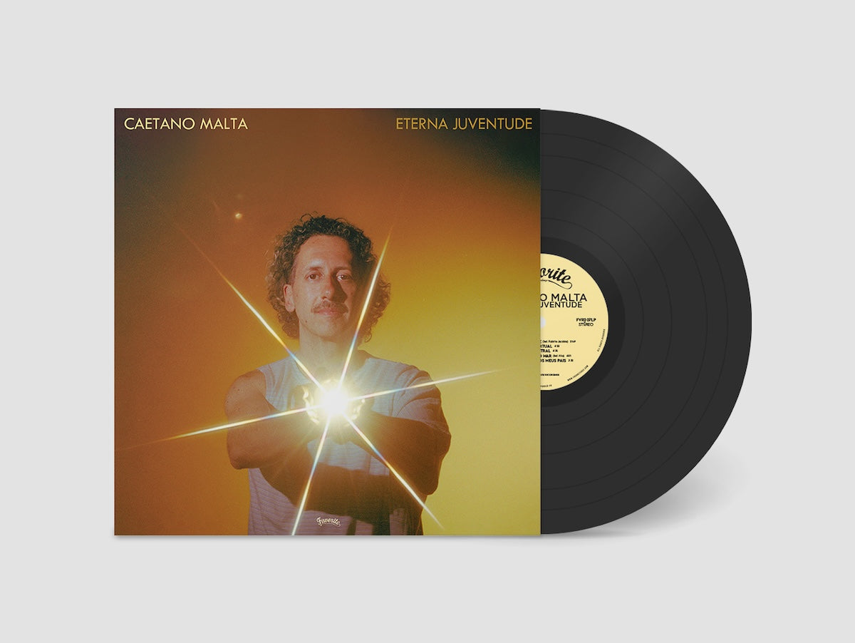 Mockup del vinilo Caetano Malta – Eterna Juventude con portada, disco negro y etiqueta central de Favorite Recordings.