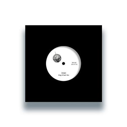 Portada de vinilo Caserta – Disqo 7", funda negra minimal con etiqueta blanca centrada y diseño limpio, estética DJ underground.