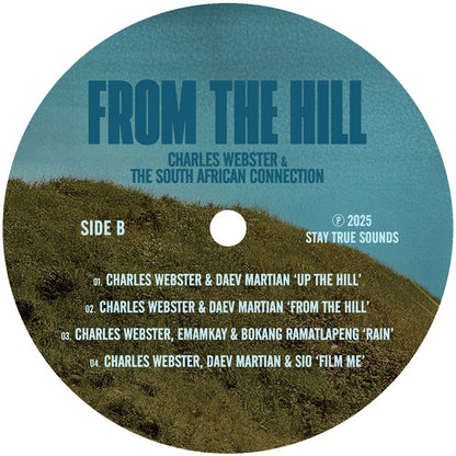 Etiqueta central lado B del vinilo Charles Webster & The South African Connection – From The Hill con 4 tracks visibles y créditos, arte de colina y skyline, edición 2x LP Stay True Sounds.