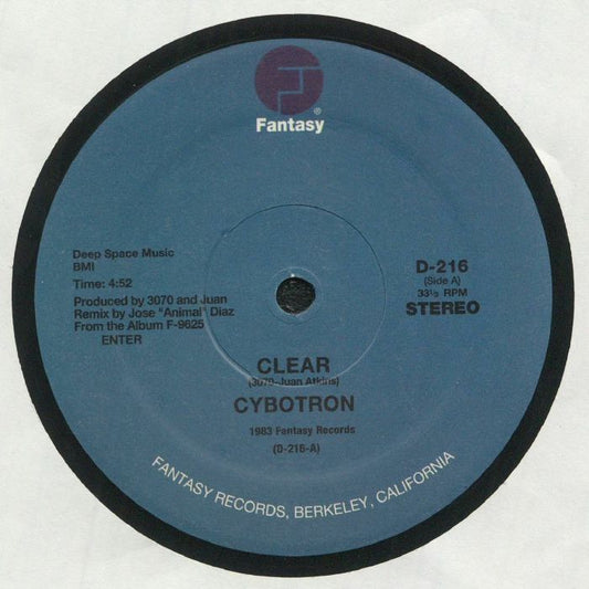 Portada delantera del vinilo "Clear" de Cybotron, lanzado bajo el sello Fantasy Records en formato 12". Diseño minimalista con etiqueta azul y detalles impresos.