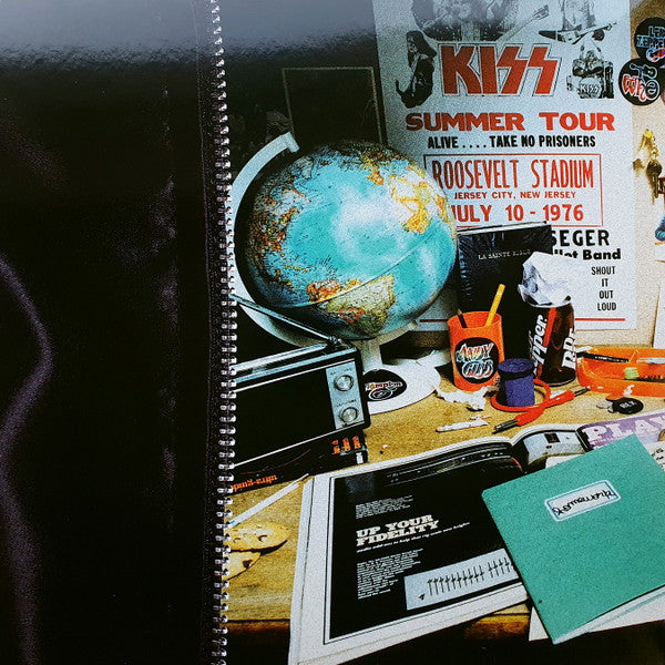 Interior izquierdo del gatefold del vinilo Daft Punk – Homework, con escritorio retro lleno de objetos, posters y detalles visuales que reflejan influencias. Formato doble LP.
