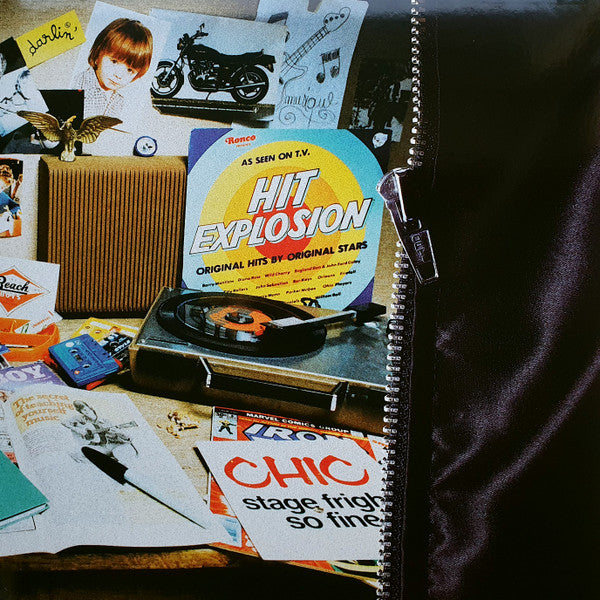 Parte derecha del gatefold del vinilo Daft Punk – Homework, con un tocadiscos vintage, portadas y collages visuales sobre fondo satinado. Edición por Soma Quality Recordings.