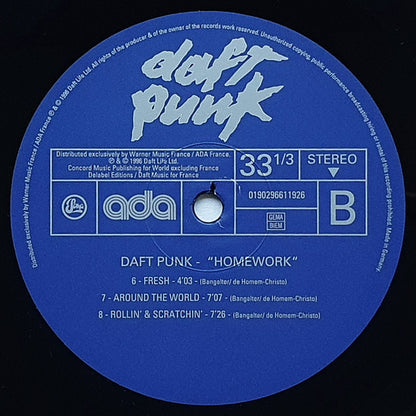 Etiqueta del lado B del vinilo Daft Punk – Homework, con tres pistas incluyendo Around the World. Diseño limpio y créditos del sello Soma Quality Recordings.