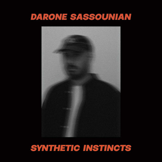 Portada en blanco y negro del vinilo Darone Sassounian – Synthetic Instincts con retrato borroso minimalista y tipografía roja.