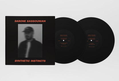 Doble LP Darone Sassounian – Synthetic Instincts mostrando funda negra y discos con listas de canciones impresas en el sello central.