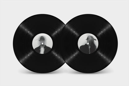 Dos vinilos del álbum Darone Sassounian – Synthetic Instincts con etiquetas gráficas en blanco y negro mostrando retratos borrosos del artista