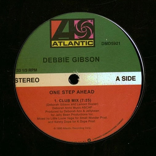 Lado A del vinilo Debbie Gibson – One Step Ahead en Atlantic, etiqueta central con catálogo DMD5921 y tema Club Mix (7:25) visible.
