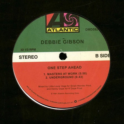 Lado B del vinilo Debbie Gibson – One Step Ahead en Atlantic, etiqueta central con los cortes Masters At Work (5:50) y Underground (6:43).