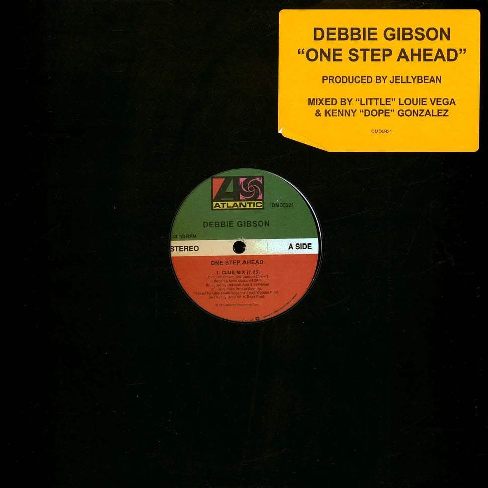 Funda de vinilo 12" reedición Debbie Gibson – One Step Ahead, funda negra Atlantic con pegatina promocional amarilla y etiqueta central del lado A visible.